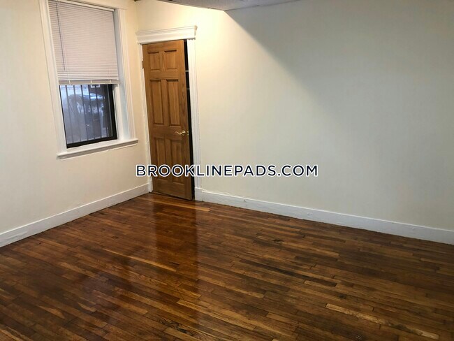 Building Photo - 364 Riverway St.
