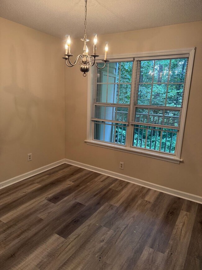 Building Photo - Immaculate 2 BR condo convenient to loop and I-40