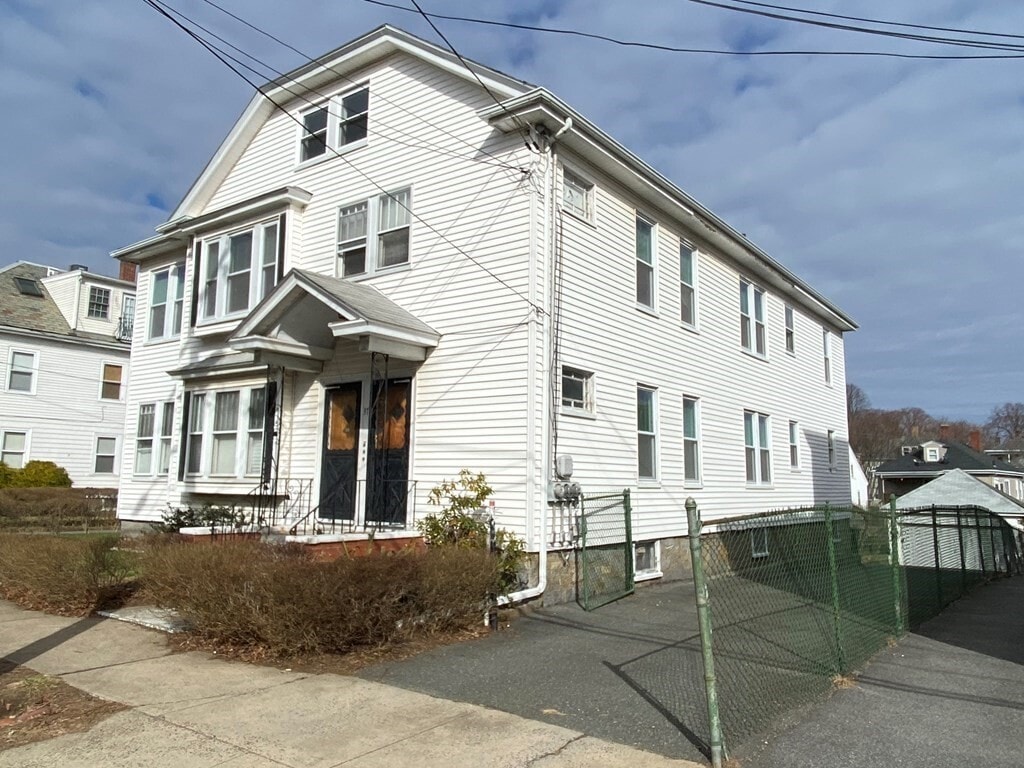 37 Leach St Unit 1R, Salem, MA 01970 Room for Rent in Salem, MA