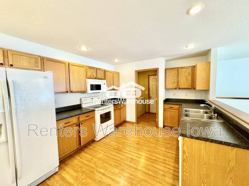 Primary Photo - 2011 E 1st Ave