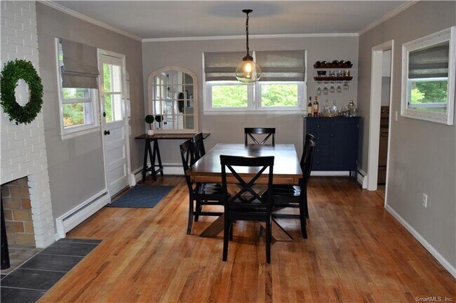Foto del edificio - Lovely 3 Bedroom 2 Bathroom Single Family Home In Desirable West Hartford