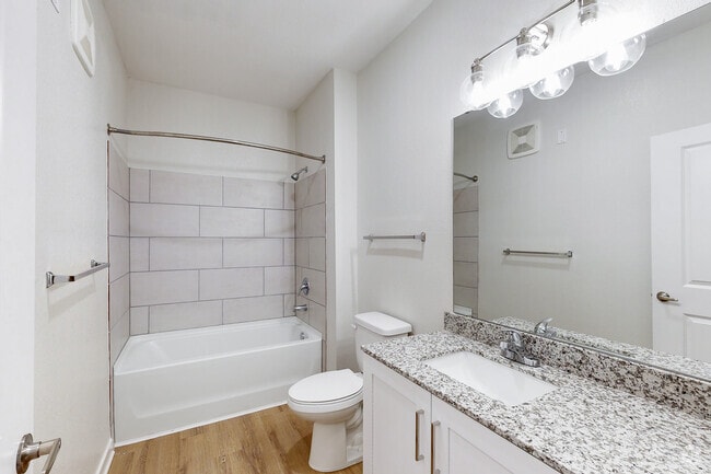2BR, 2BA - 1,077SF - 2nd Bathroom - Madison Shores