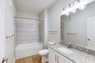 2BR, 2BA - 1,077SF - 2nd Bathroom - Madison Shores