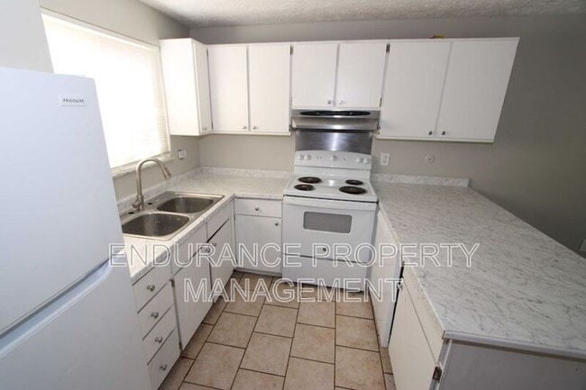 Building Photo - 2131 Kensington Dr