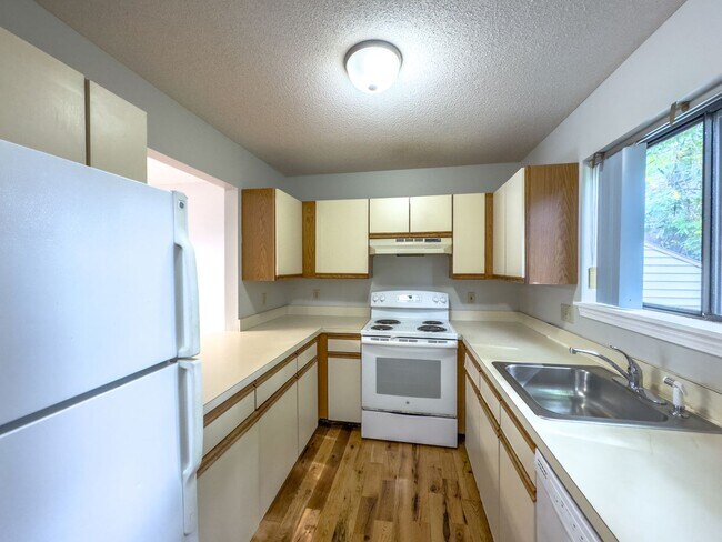 Building Photo - 2 Bed 1.5 Bath Condo with Quick Access To ...