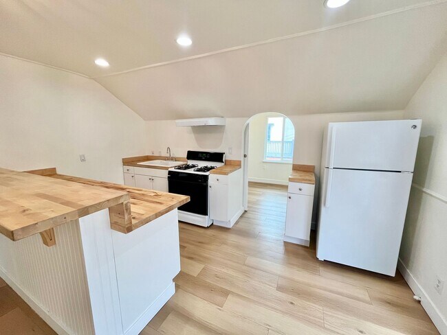 Foto del edificio - Upstairs 2 Bedroom Apartment with Arched D...