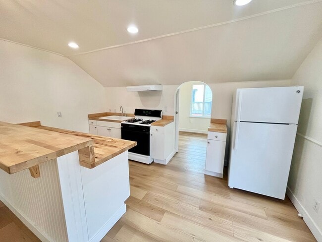 Foto del edificio - Upstairs 2 Bedroom Apartment with Extra St...