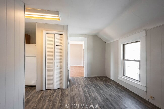 Building Photo - 918 S Bell St