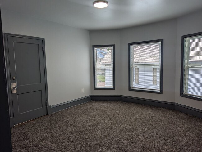 Foto del edificio - Newly Remodeled 2nd floor Apartment with v...