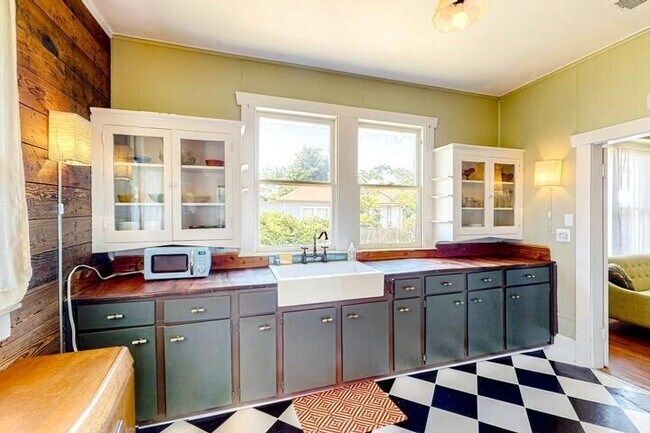 Foto del edificio - 821 S Main St