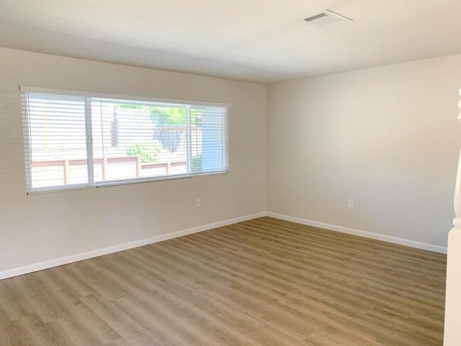 Building Photo - NEW PRICE ! Newly updated single level det...