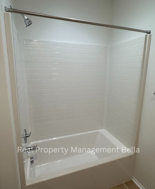 Building Photo - Modern Luxury Awaits: Discover Your Dream Home!