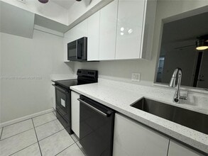 Building Photo - 1060 Crystal Lake Dr