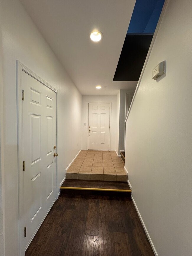 Foto del edificio - Gated 2 beds 2.5 baths townhome in Ashburn...