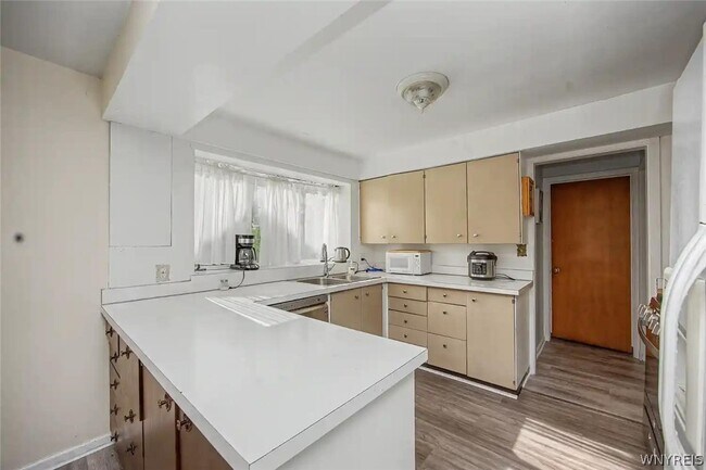Building Photo - 9326 Rivershore Dr