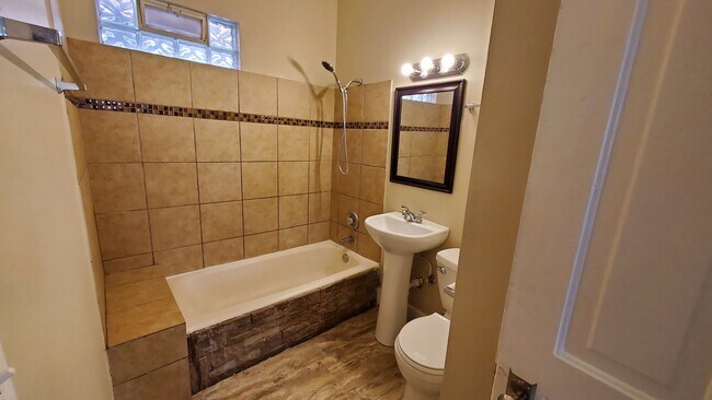 Foto del edificio - 2756-2758 N Holton