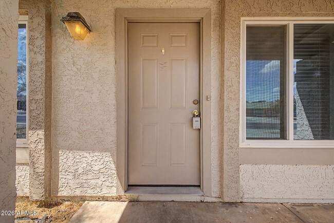 Building Photo - 932 W Libra Dr