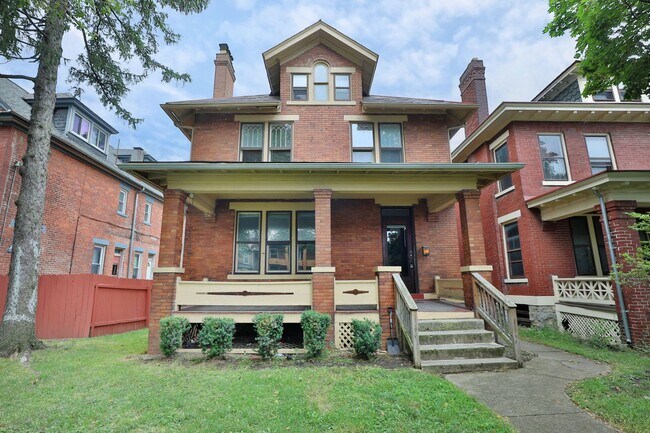 Foto del edificio - Great CENTRAL Location 5 Bedroom House - Virtual Showings Available