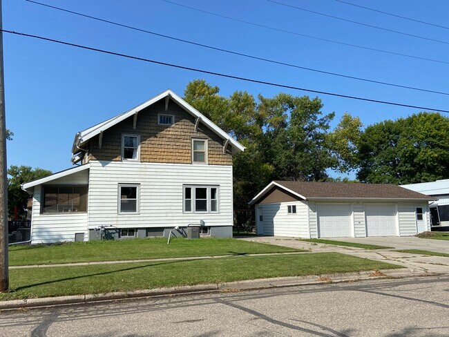 Building Photo - 404 W Caledonia Ave