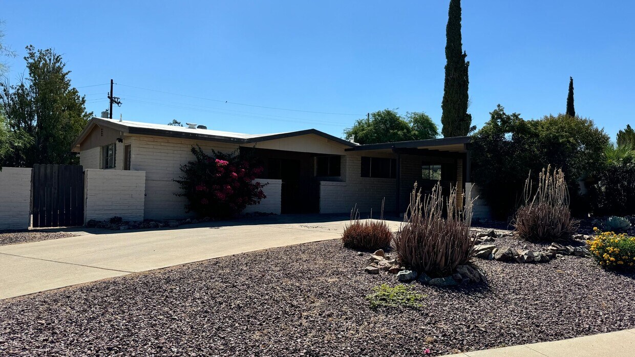 Primary Photo - Eastside (Broadway and Sarnoff) 3 bedroom,...
