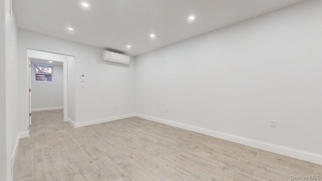 Foto del edificio - 72-17 66th Pl