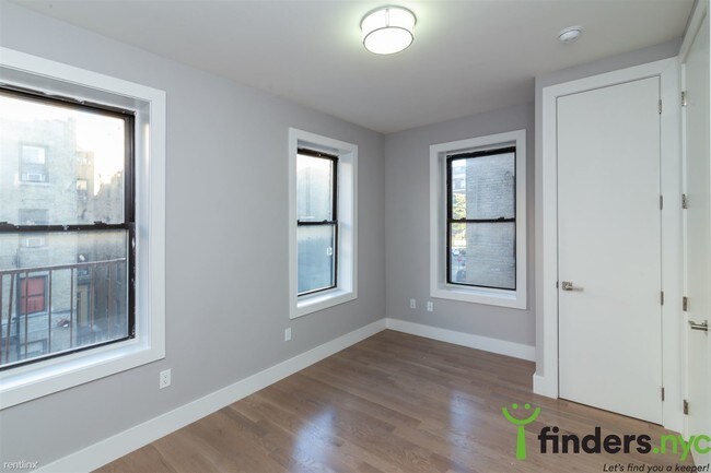 Building Photo - 3 br, 1 bath Apartment - 560 W 192nd St 3C