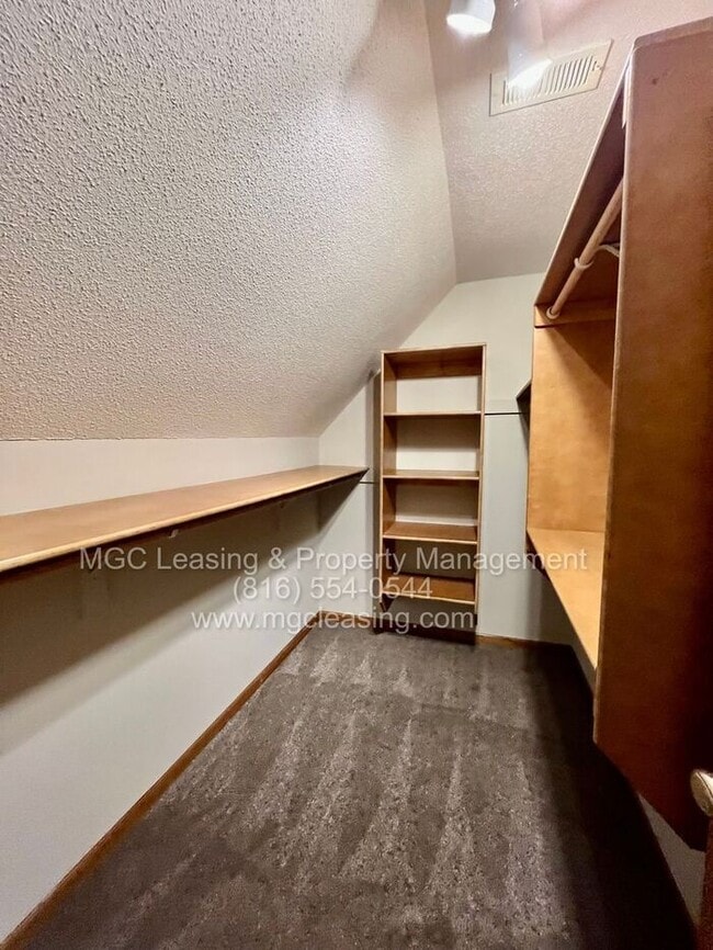Building Photo - 519 N Foxridge Dr