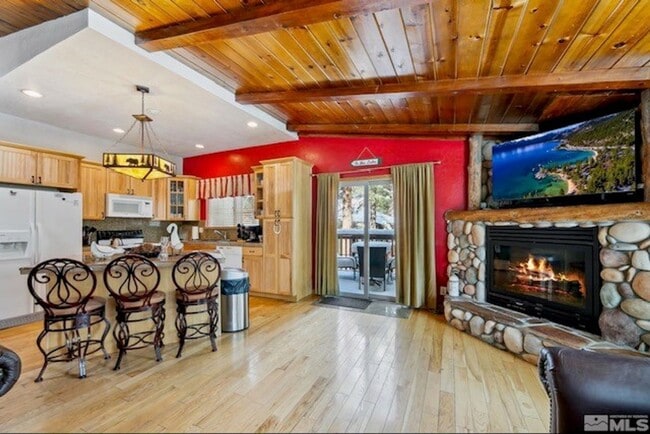 Building Photo - Large quiet condo backs to the forest