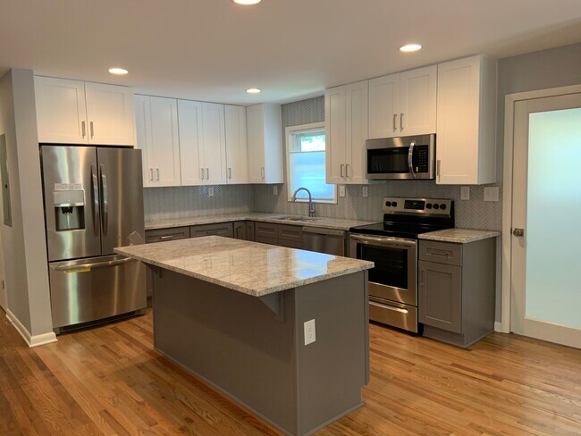 Building Photo - 2282 Shamrock Dr