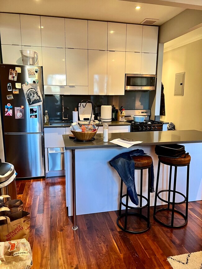 Foto del edificio - 273 W 10th St