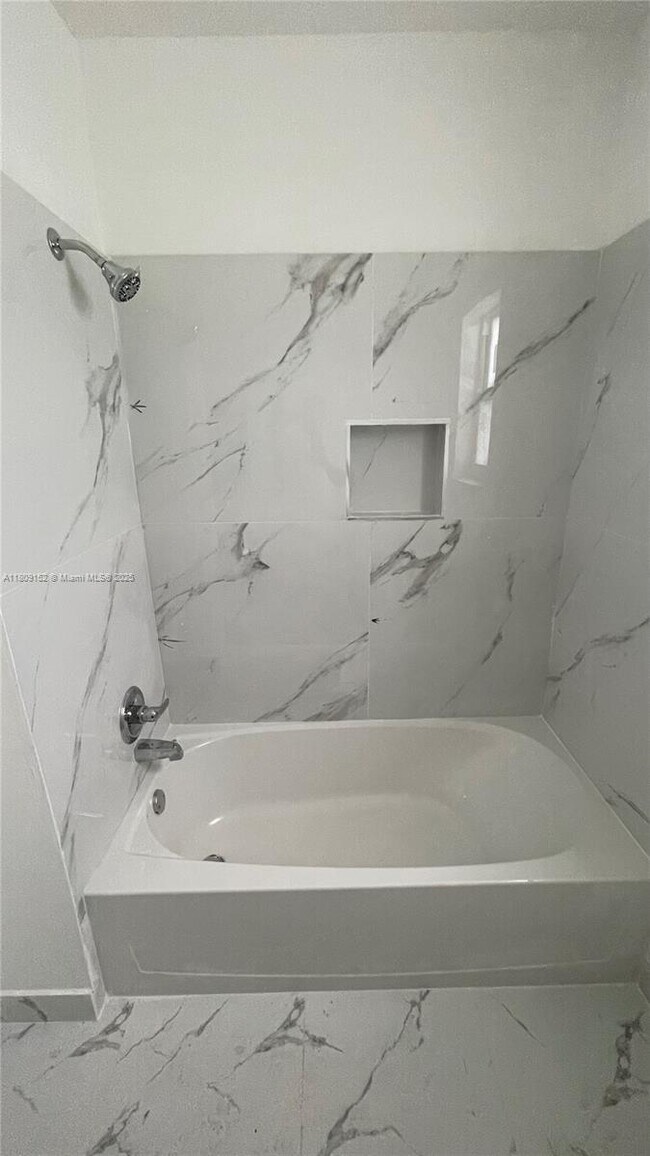 Foto del edificio - 5210 NW 16th St