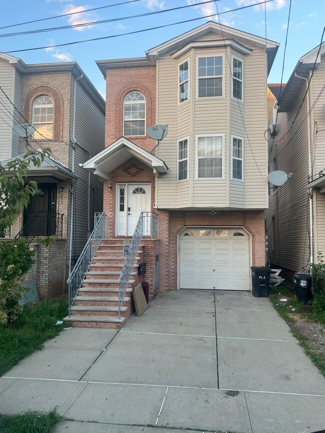 Building Photo - 209 Franklin St