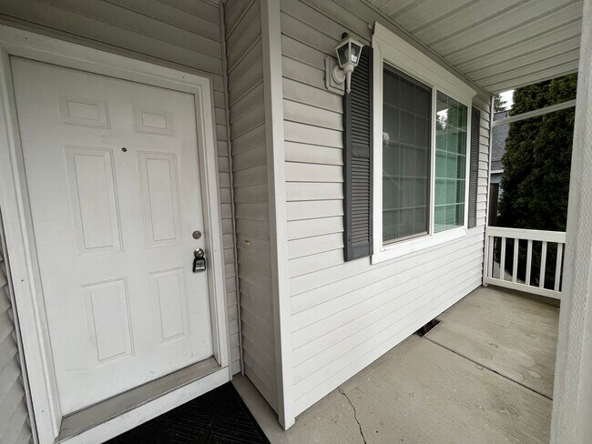 Building Photo - Fabulously Updated 4 Bed + 2.5 Bath Home i...