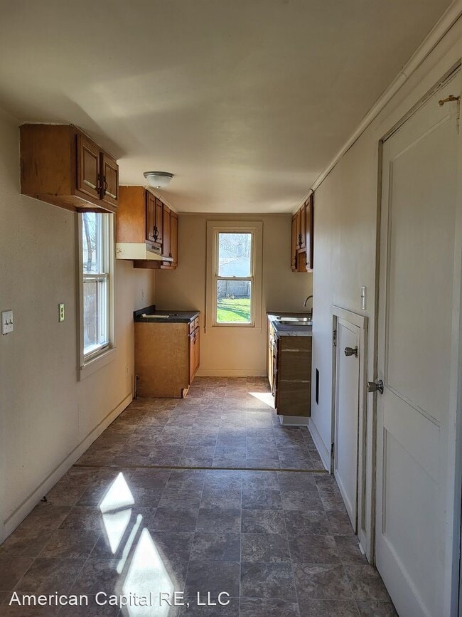 Building Photo - 3 br, 1 bath House - 294 Robert St