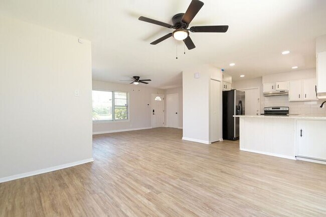 Building Photo - 443 Senova Dr