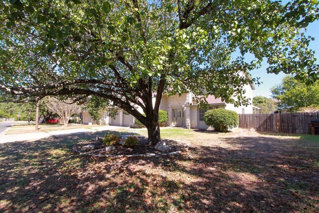 Foto del edificio - Updated 4 Bedroom • 2.5 Bath • West Round Rock • Downstairs Primary Suite • Two Living Areas • La...