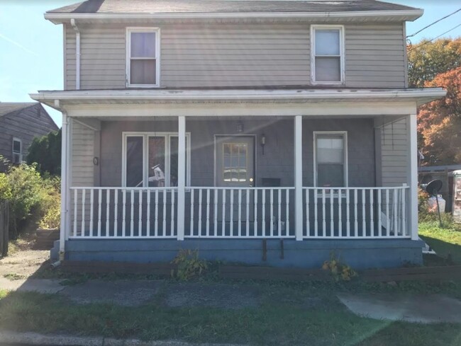 Building Photo - 106 Forest St