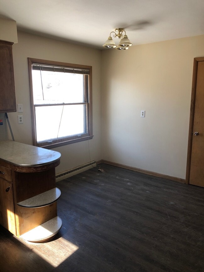 Building Photo - Nice 3 Bedroom Single Family Home w/ off s...