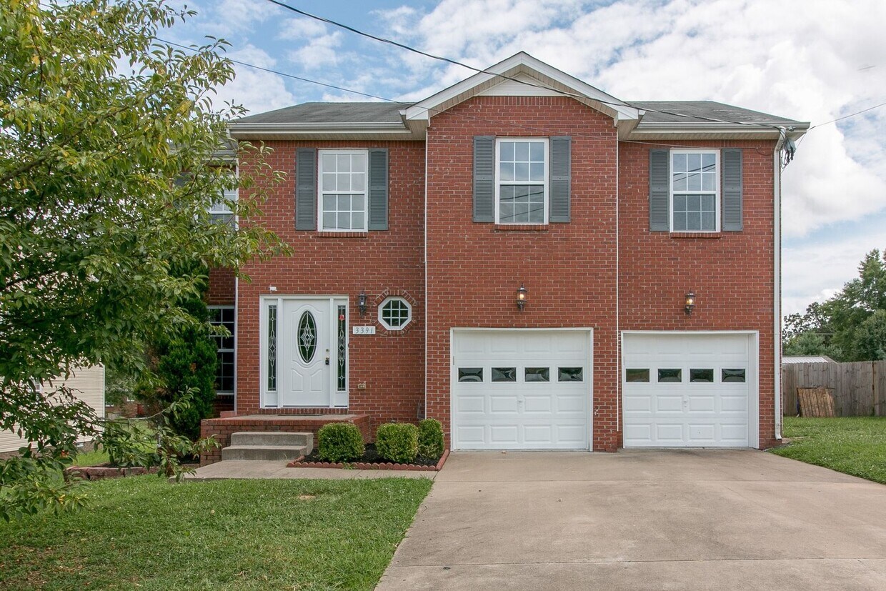 Foto principal - 4 Bedroom Pet Friendly Home For Rent!