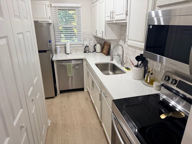 Foto del edificio - 808 Kendall Dr