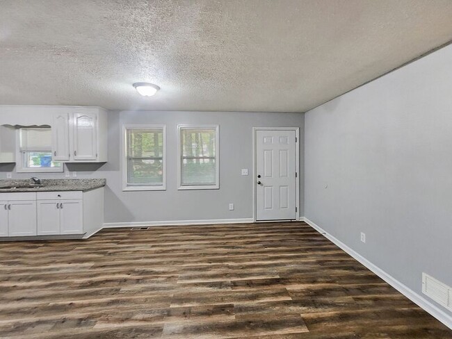 Building Photo - 707 W Creek Cir