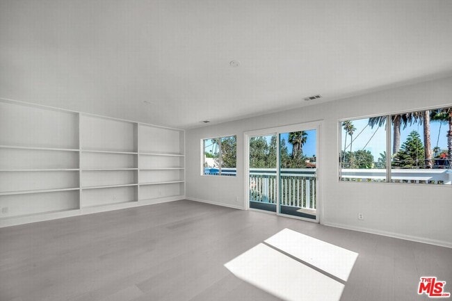 Building Photo - 466 S Venice Blvd