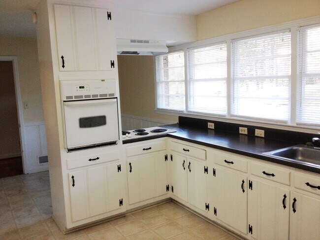 Building Photo - 6240 Ferry Dr