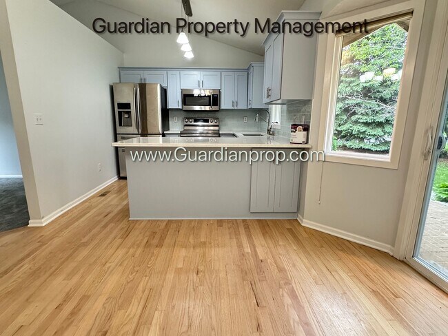 Foto del edificio - Maple Grove Split Level Home, Fenced Yard, 2 Car Garage, Dishwasher, W/D