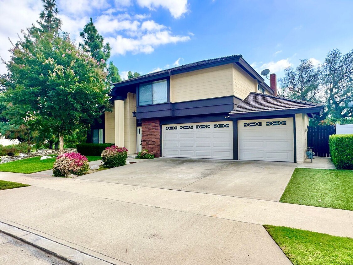 Foto principal - Large Mabury Ranch Home with Pool and 3 Ca...
