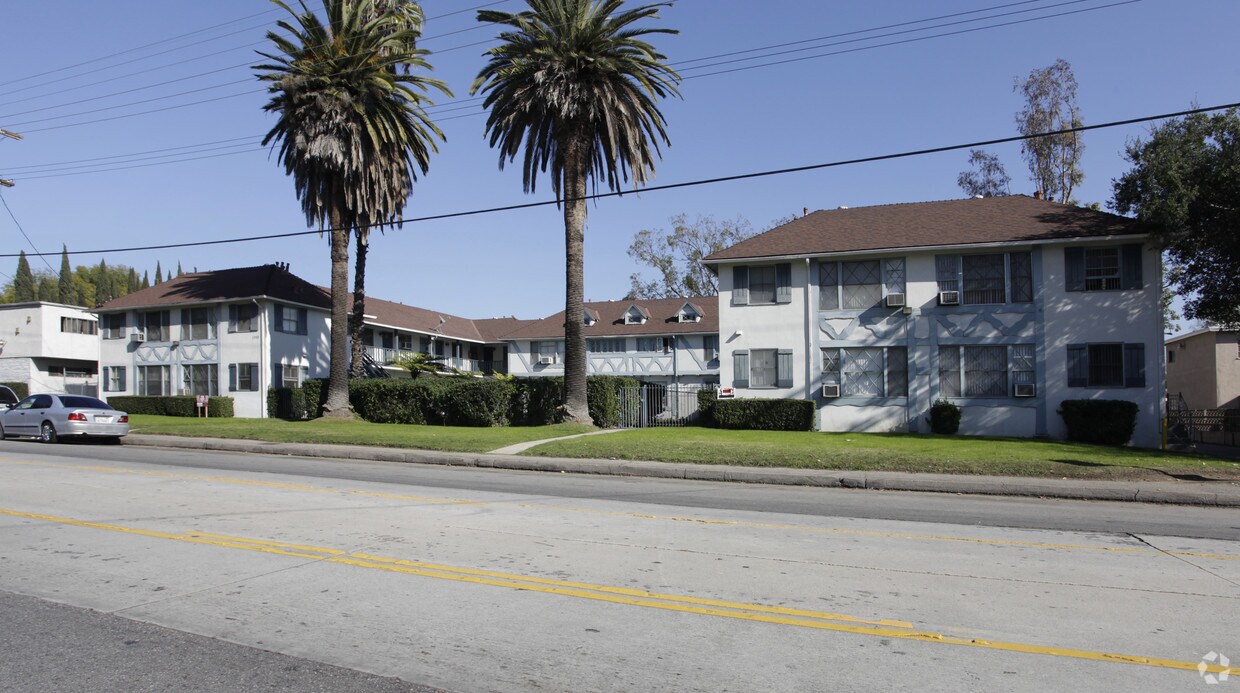 Primary Photo - 6222 Hazeltine Ave