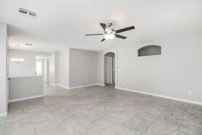 Building Photo - 1302 E Vernoa St