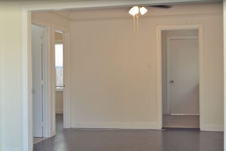 Building Photo - 1190 N Kingsley Dr