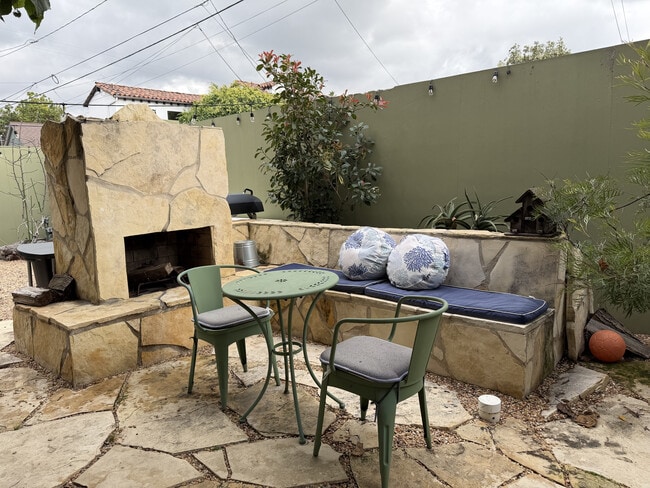 Building Photo - 744 Navy St