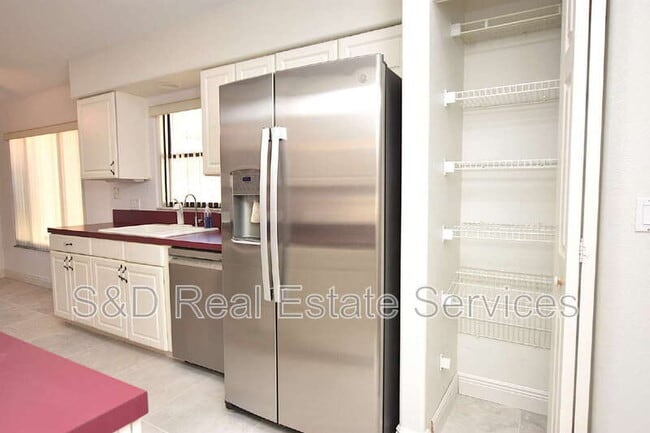 Foto del edificio - 2235 Silver Re Dr